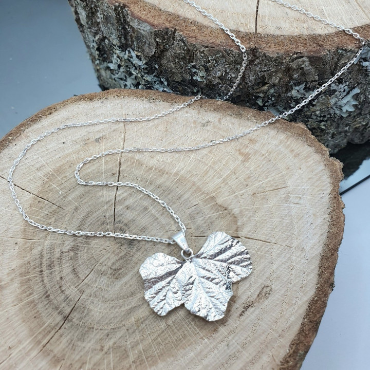 Sirokoru Lakanlehti Moltebeerblatt Silberanhänger medium mit Kette 50cm